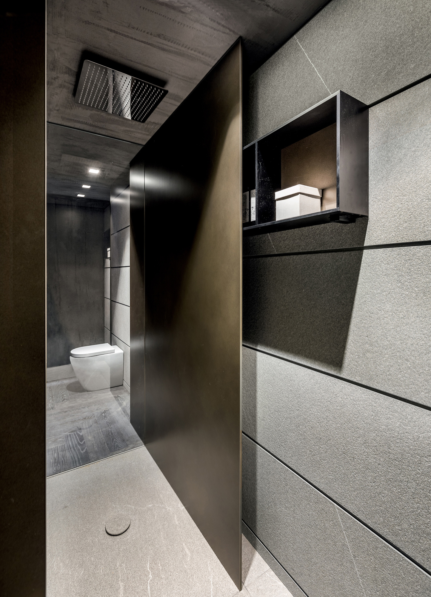 Elemento scorrevole Wall declinato nello spazio doccia.